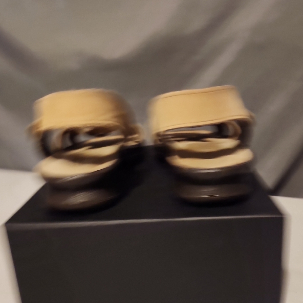 Clarks Women's Tan Cross-Strap Sandals - Picture 6 of 9